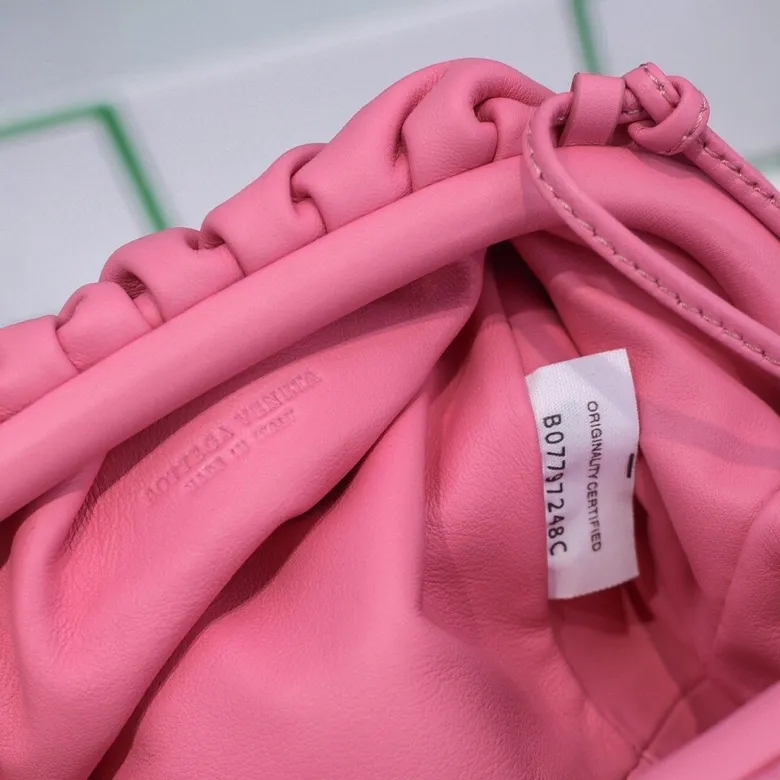 Batch 1120 Bottega Veneta cloud bag ☁️POUCH series original plain calfskin, super low-key and attractive, soft and casual. Major internet celebrity bloggers are crazy about calling it fashionable and classy, ​​lazy and intellectual. Small size: 23*13*8 (small cloud plain) girly pink, model: 6671